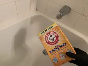 cleaning bathtub with baking soda