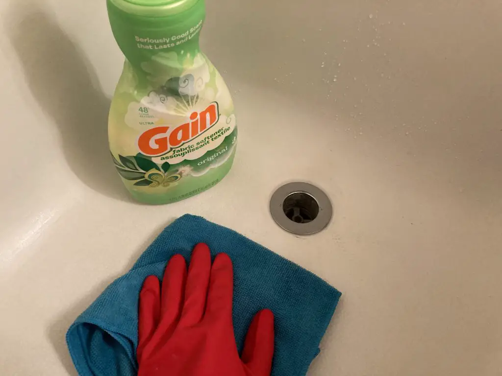 9 REALLY GOOD FABRIC SOFTENER CLEANING HACKS – Notes From The Porch