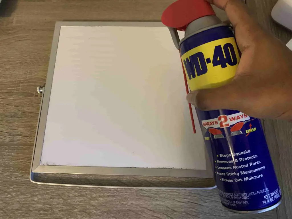 cleaning whiteboard using wd-40