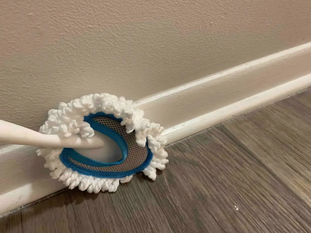 cleaning baseboard using an extendable duster