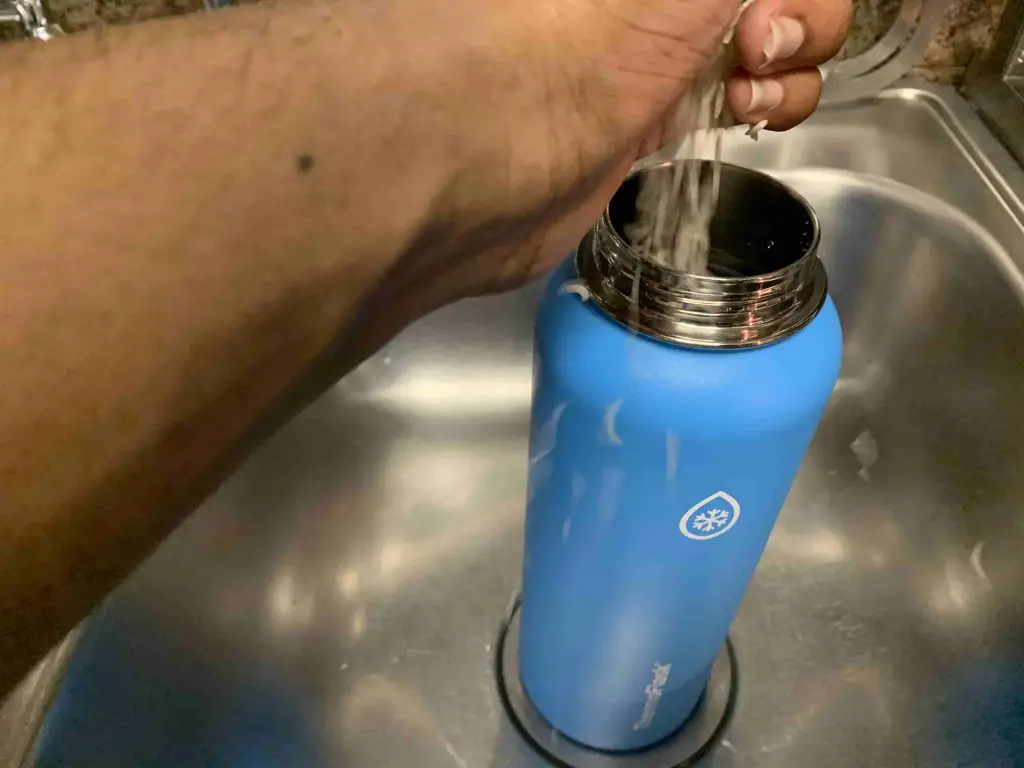 sprinkling rice inside of a thermoflask